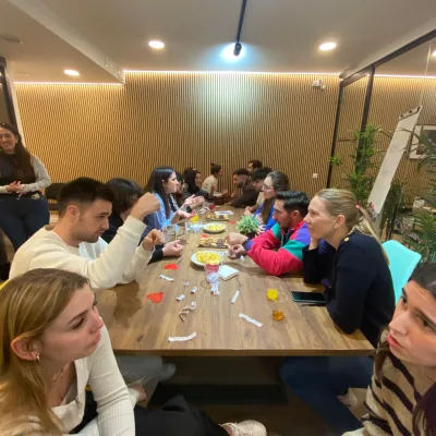 Manualitats en una classe de Kids
