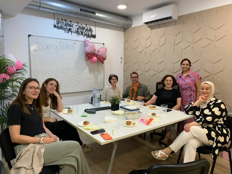 Un grupo de adultos al final de la clase