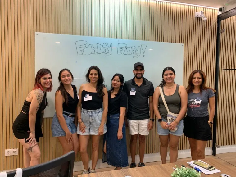 Un grupo de adultos con su profesora